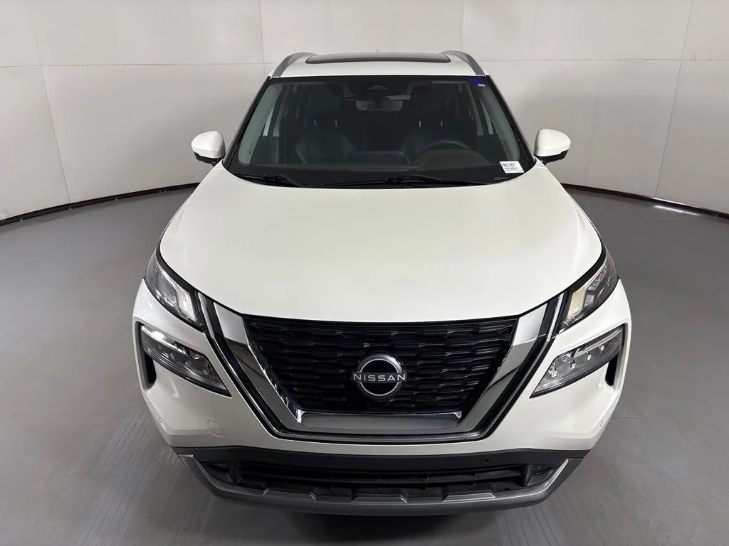 Used 2022 White Nissan SL image 3