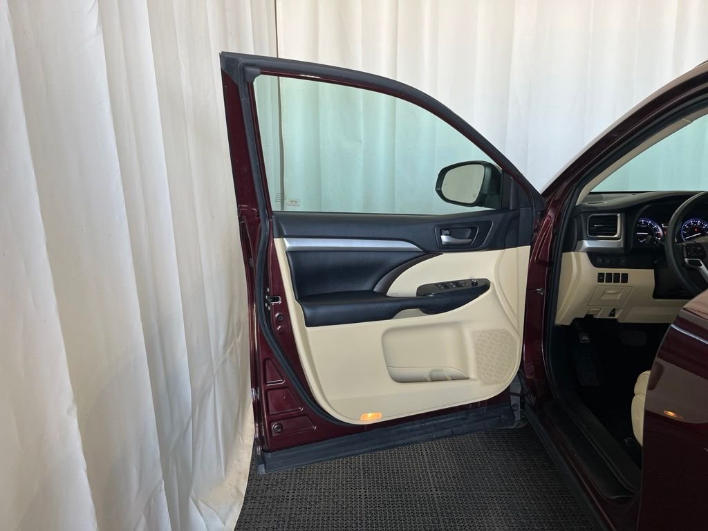 Used 2019 Red Toyota XLE image 19