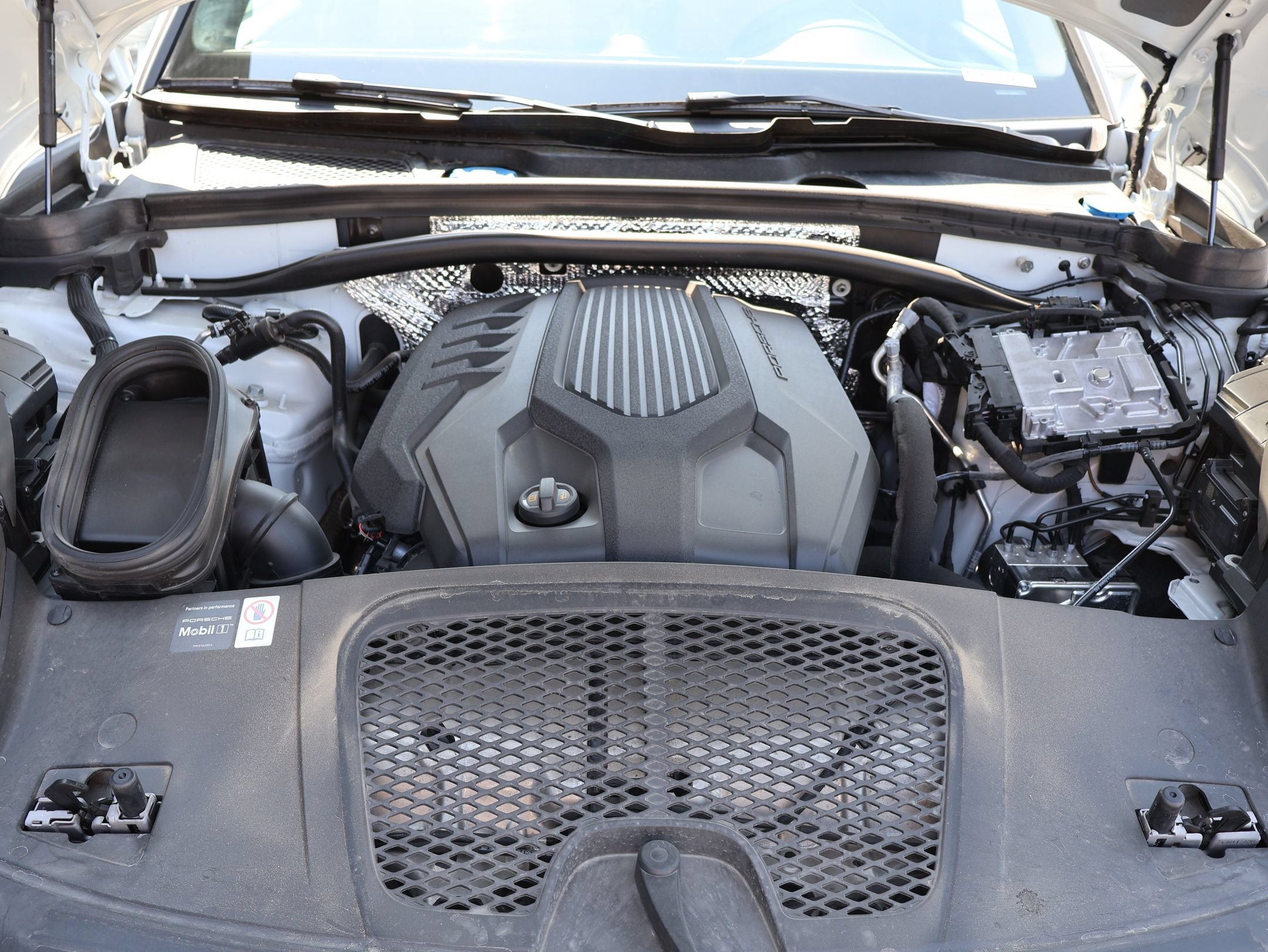 2026 Porsche Macan T - Photo 31