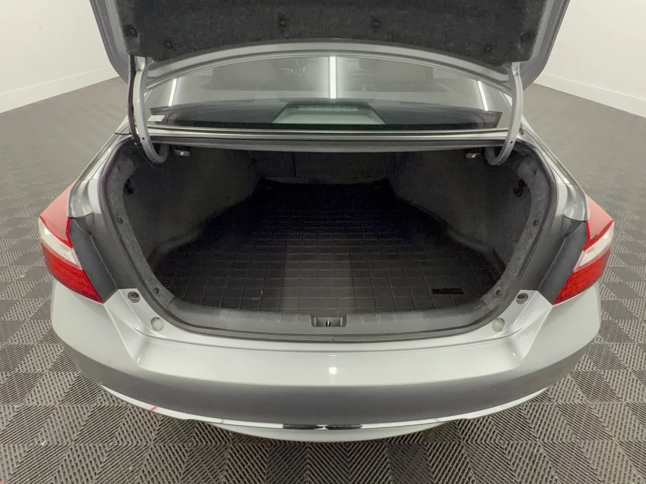 Used 2016 Lunar Silver Metallic Honda EX-L image 28