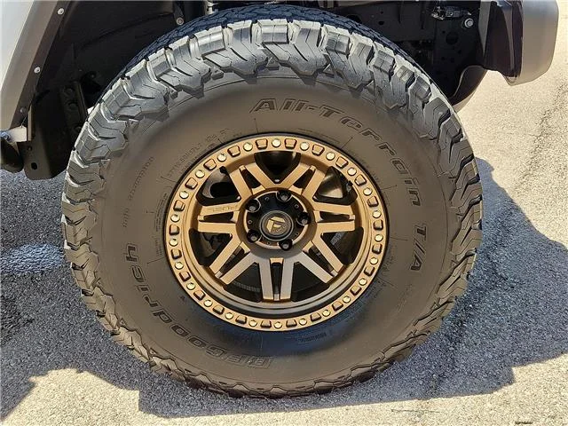 Used 2022 Silver Zynith Clearcoat Jeep Sahara 4x4 image 6