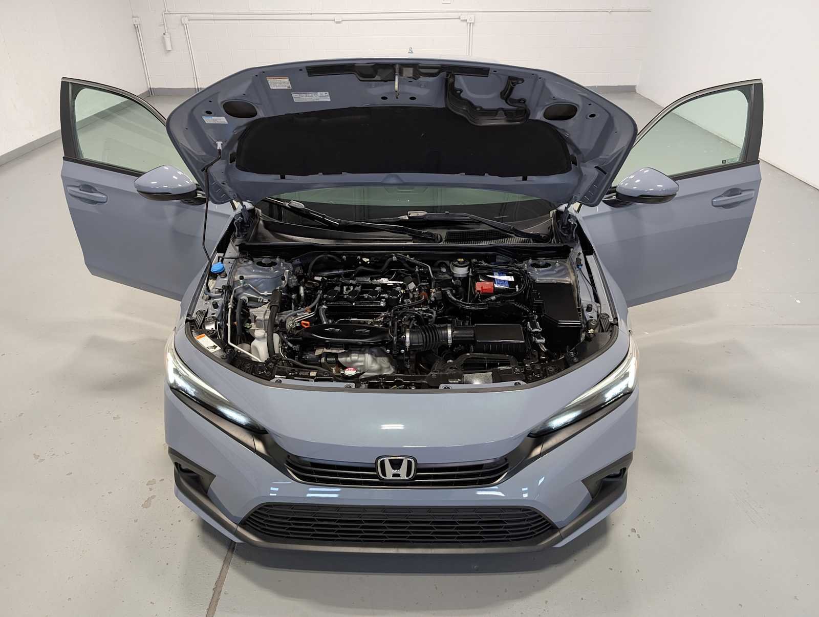 Used 2024 Sonic Gray Pearl Honda Touring image 13