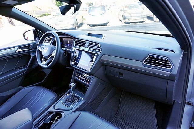 Used 2023 Silver Volkswagen 2.0T SE R-Line Black image 9