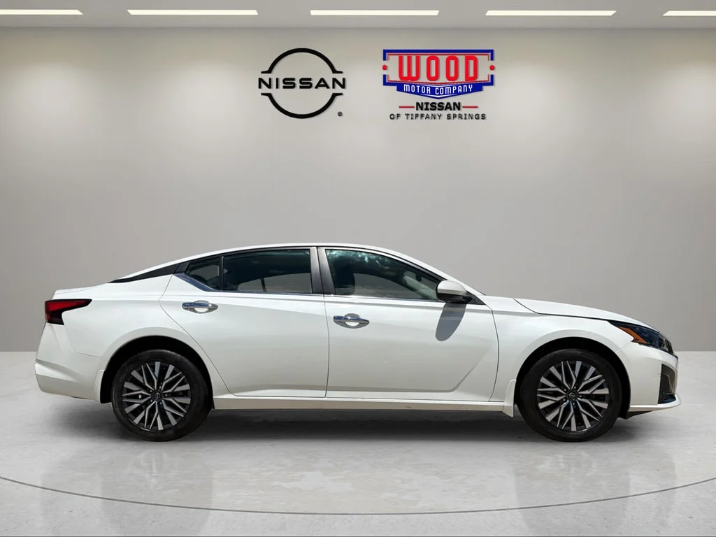 Used 2023 Pearl White Tricoat Nissan 2.5 SV image 2