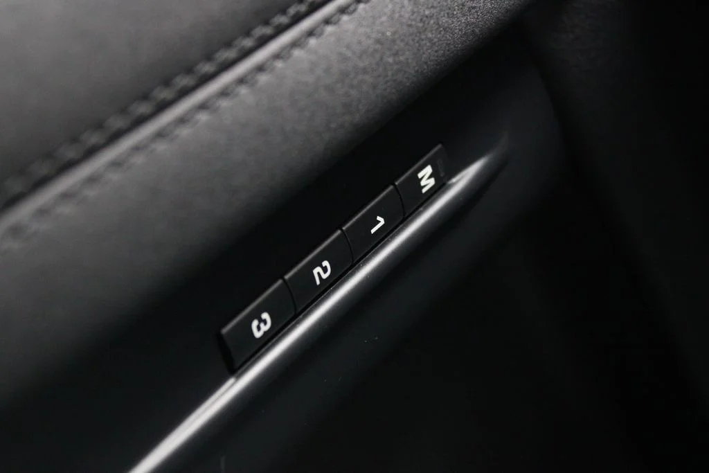 Used 2020 White Land Rover SE image 7