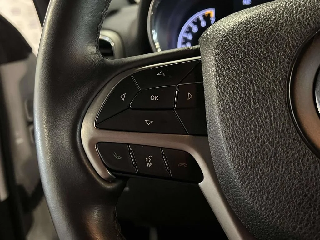 Used 2018 White Jeep Altitude 4x4 image 22