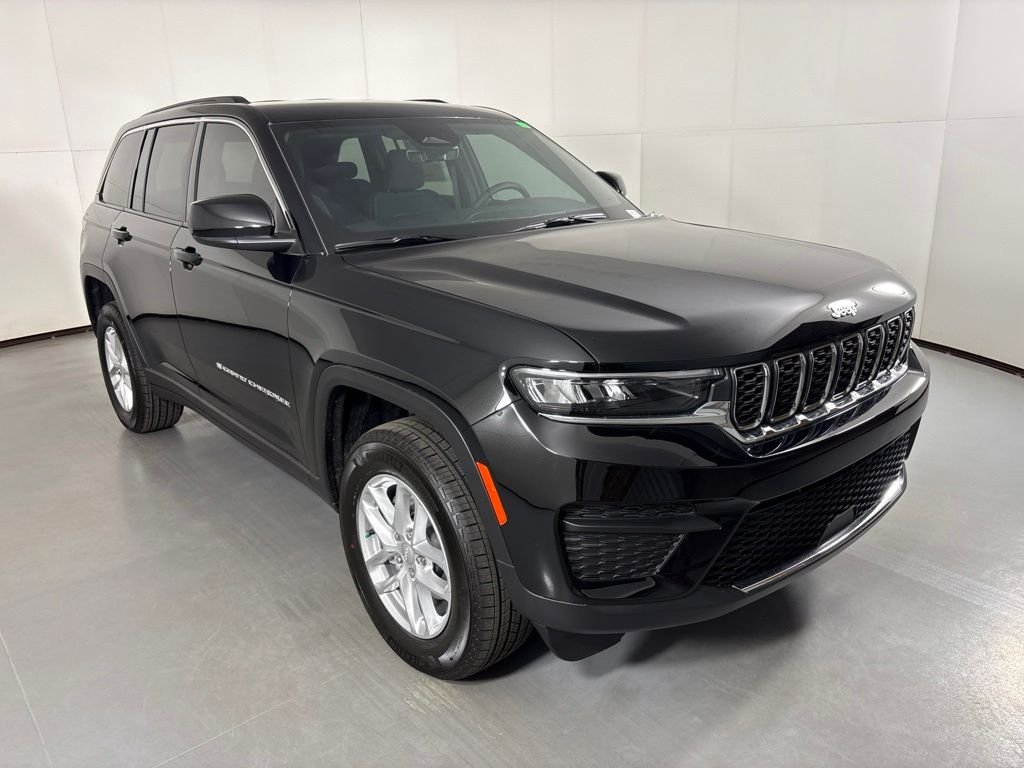 New 2026 Diamond Black Crystal Pearl-Coat Exterior Paint Jeep Laredo image 2