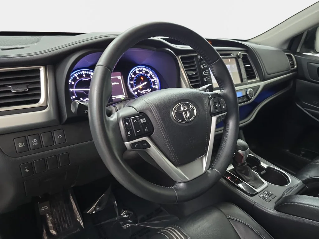 Used 2017 Silver Toyota SE image 12