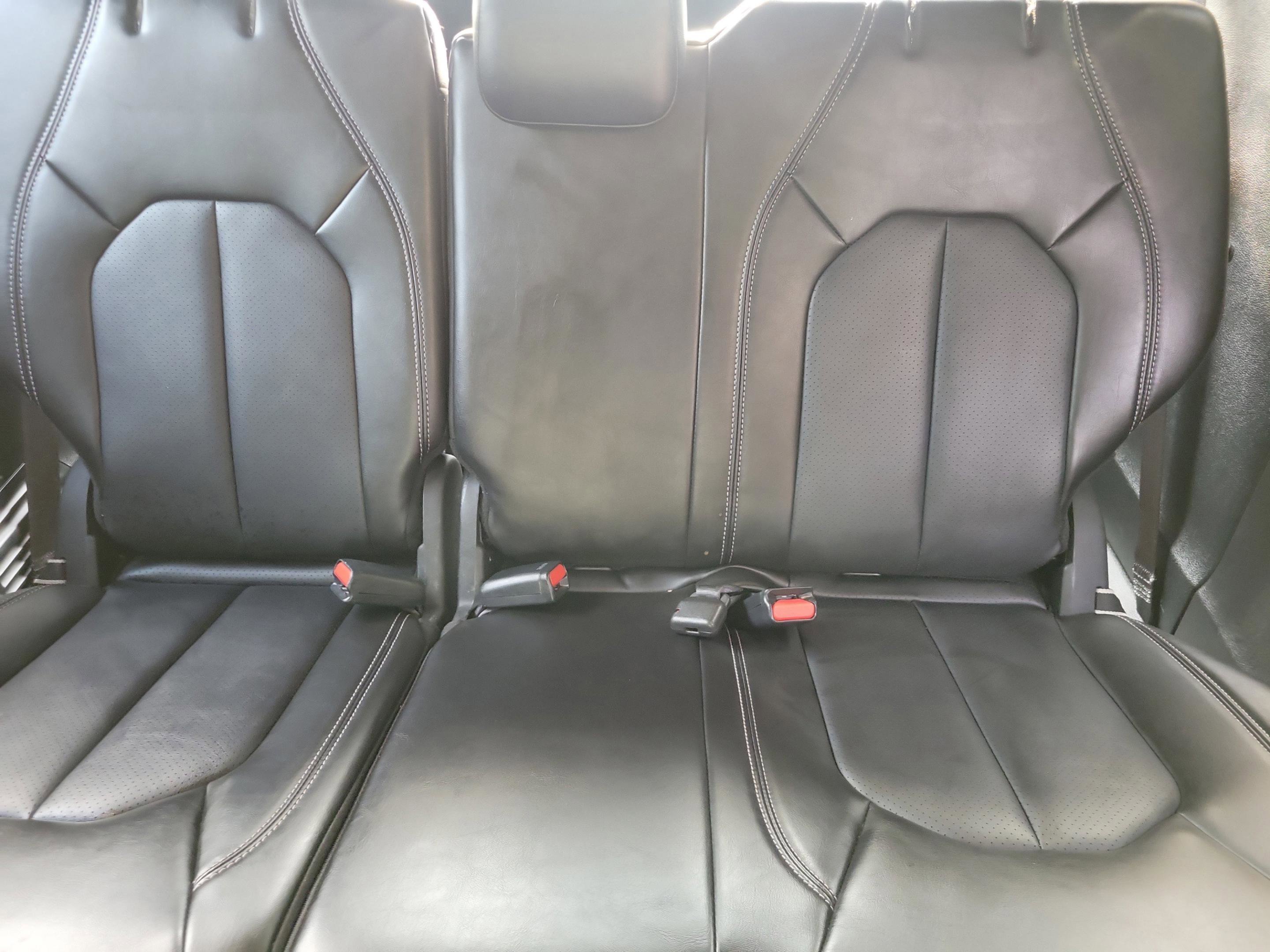 Used 2025 Diamond Black Crystal Pearlcoat Chrysler Select image 17