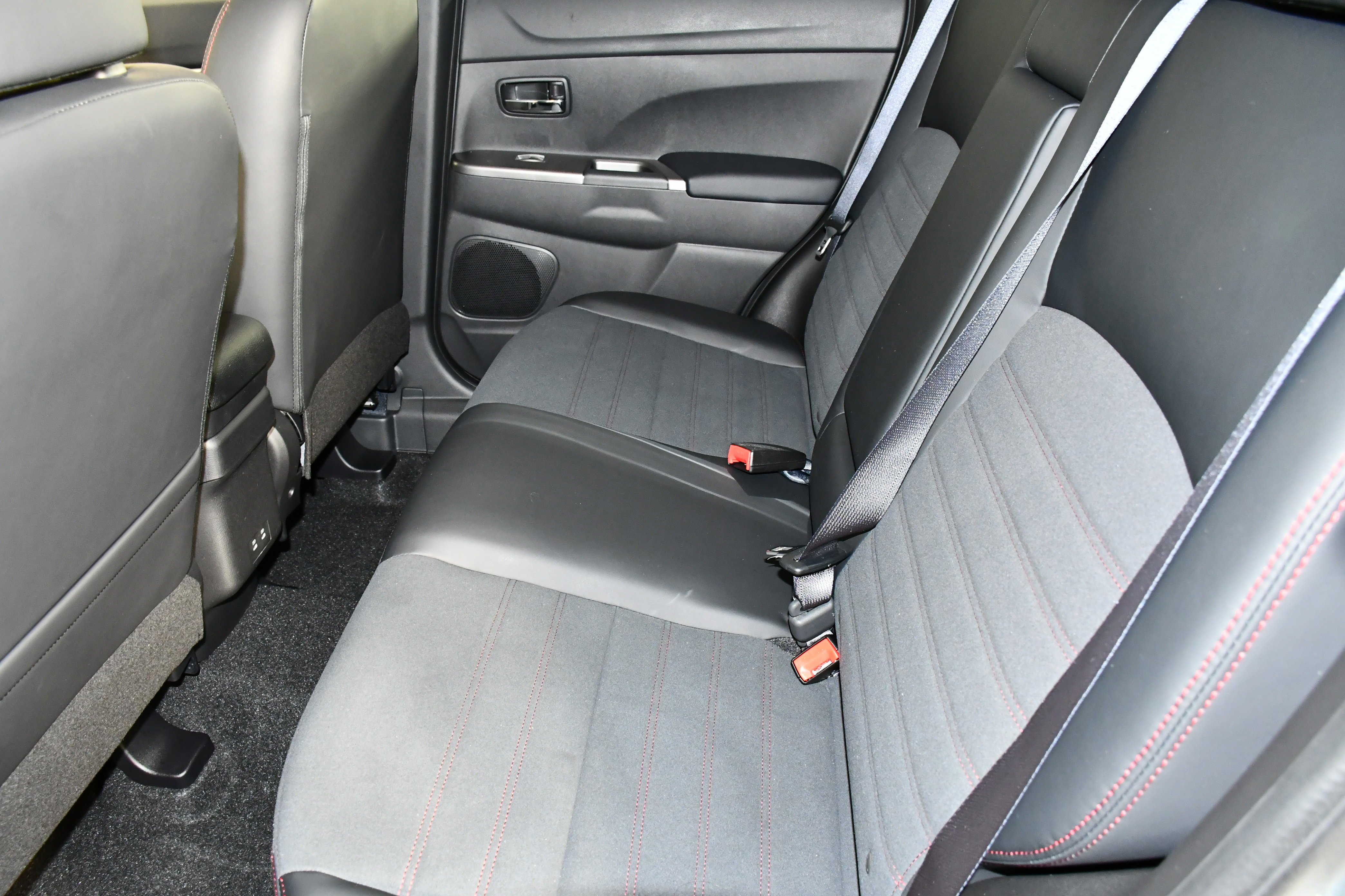 New 2026 Mercury Gray Metallic Mitsubishi SE image 15