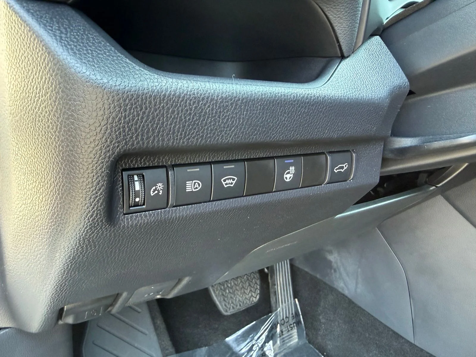 Used 2024 White Toyota XLE image 21