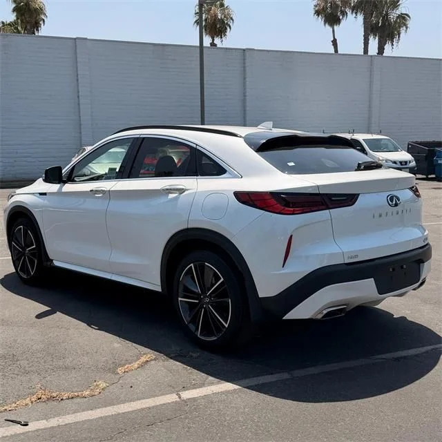 Used 2025 White INFINITI LUXE image 5