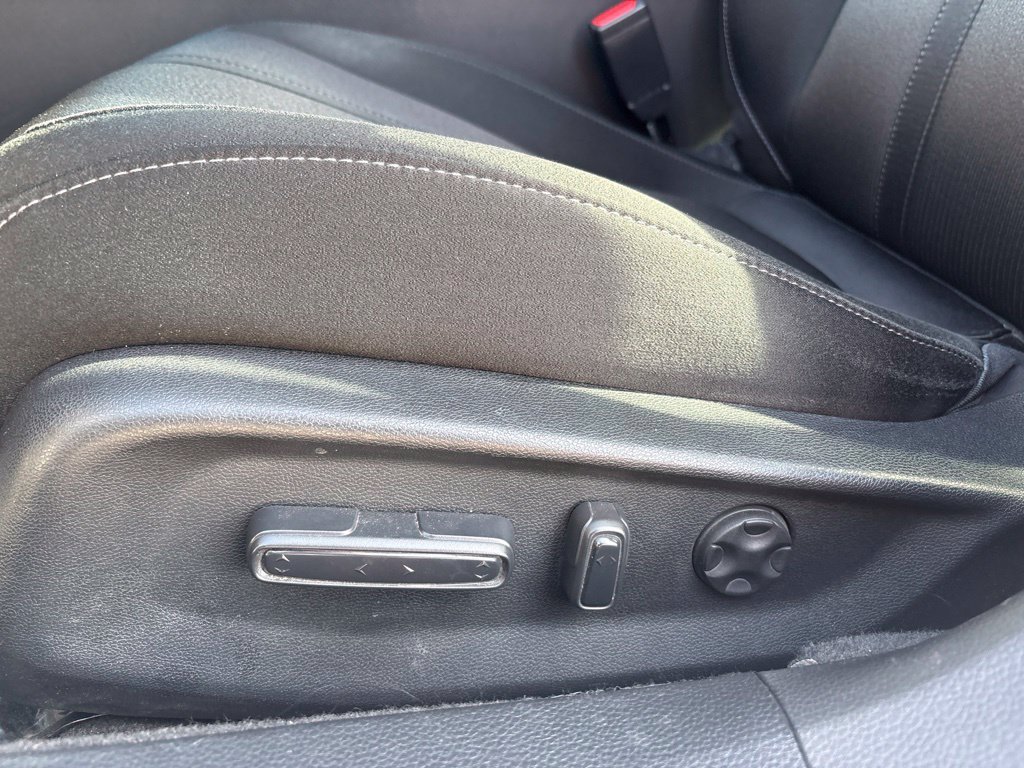 Used 2018 White Honda EX image 13