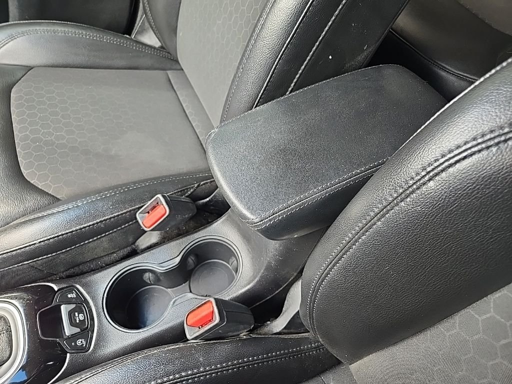 Used 2018 White Jeep Latitude image 59