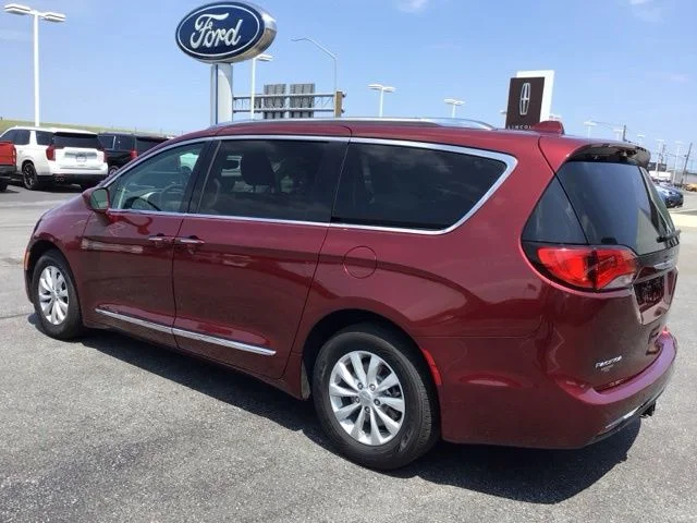 Used 2019 Velvet Red Pearlcoat Chrysler Touring L image 5