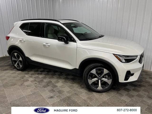 2023 Volvo XC40 B5 Plus Dark Theme