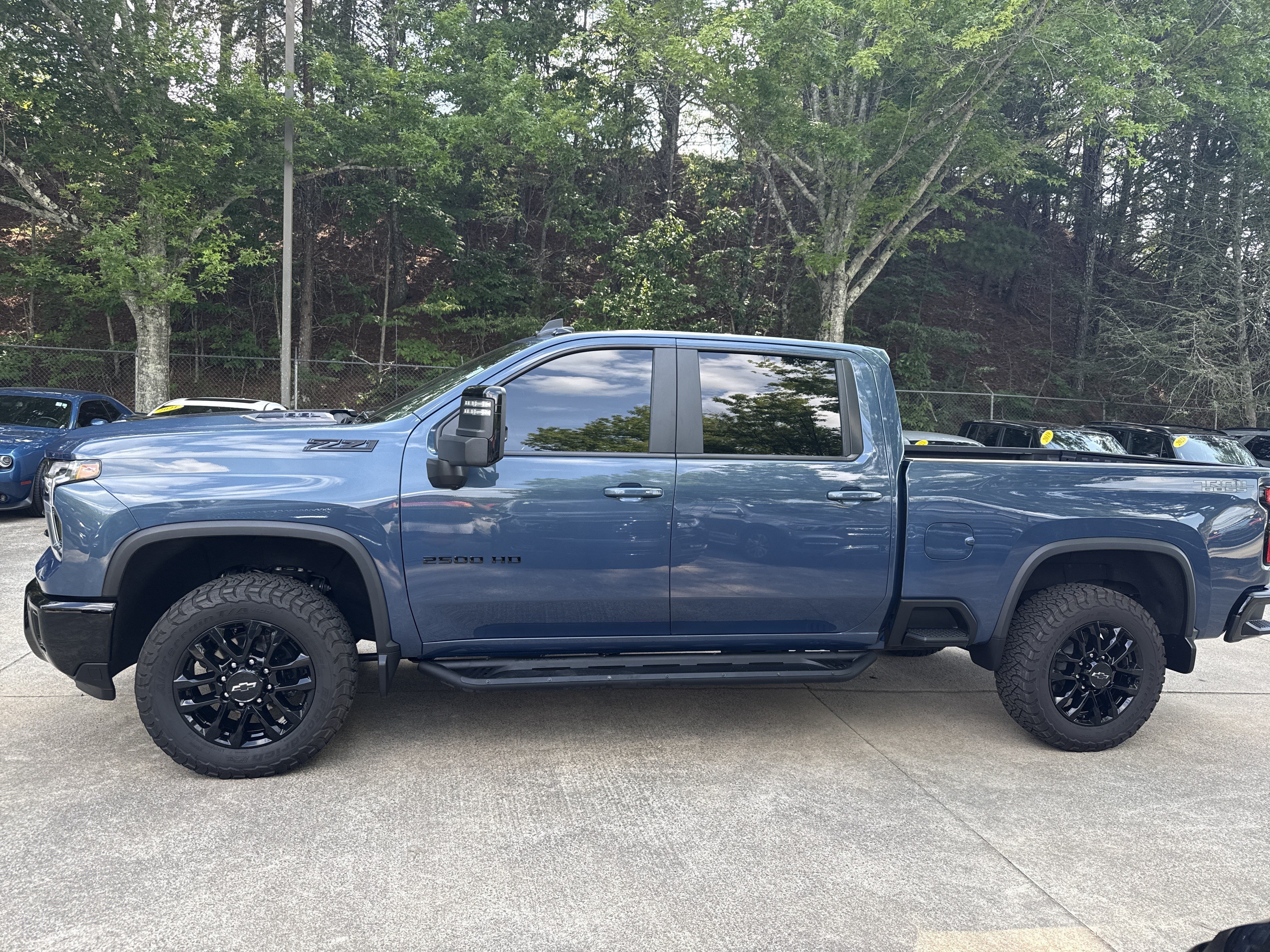 Used 2025 Lakeshore Blue Metallic Chevrolet LT image 4