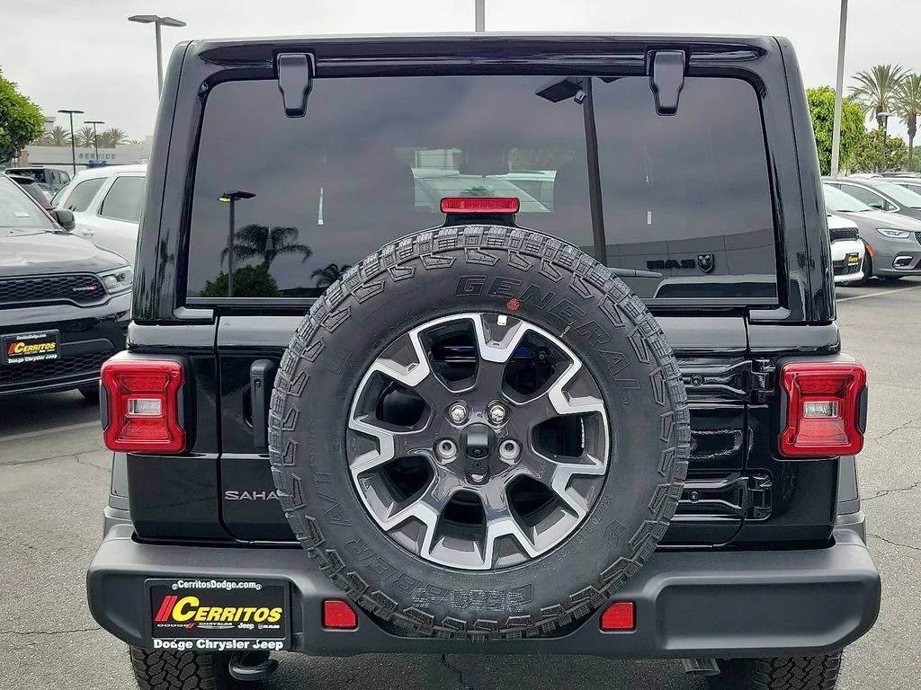 2025 Jeep Wrangler 4-Door Sahara - Photo 20