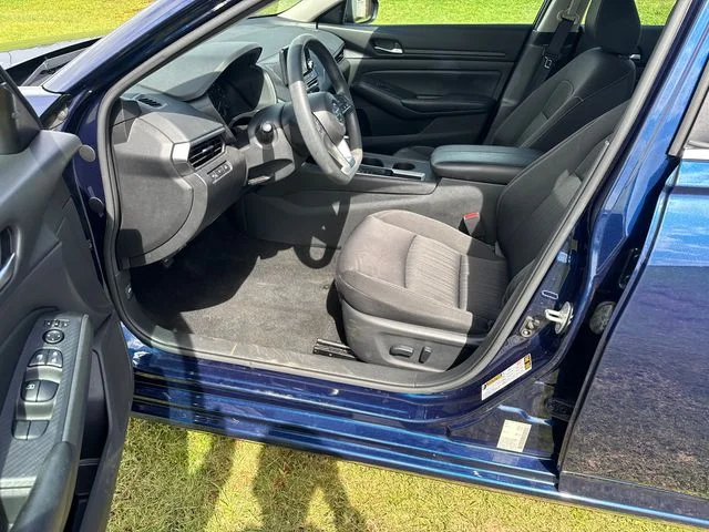 Used 2021 Blue Nissan 2.5 S image 9