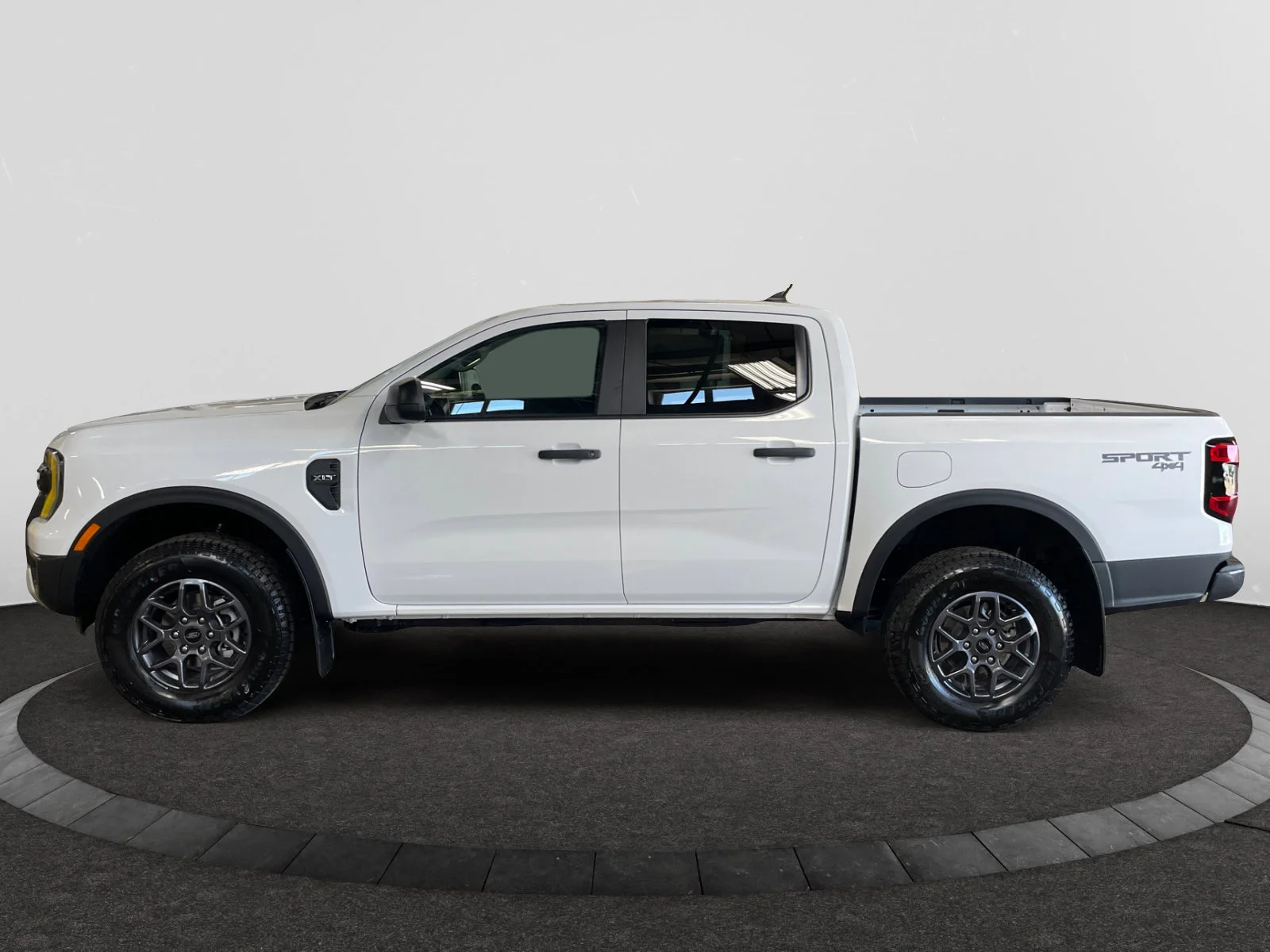 New 2026 Oxford White Ford XLT image 2