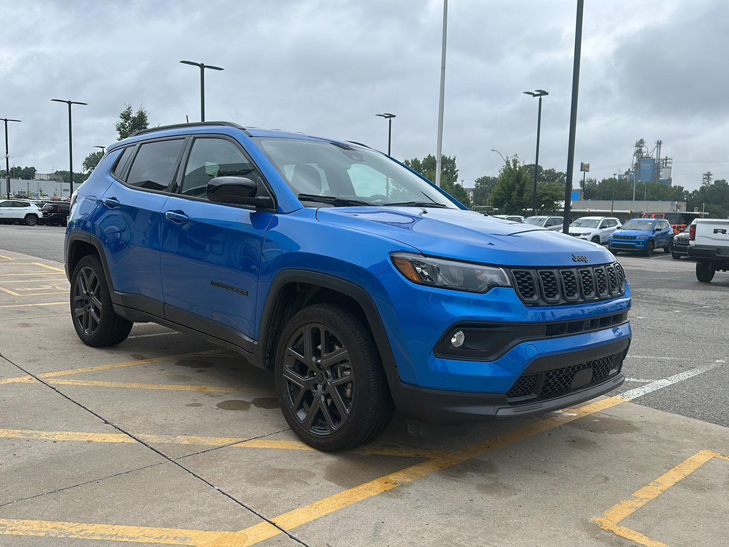 New 2026 Hydro Blue Pearl-Coat Exterior Paint Jeep Latitude Altitude image 5