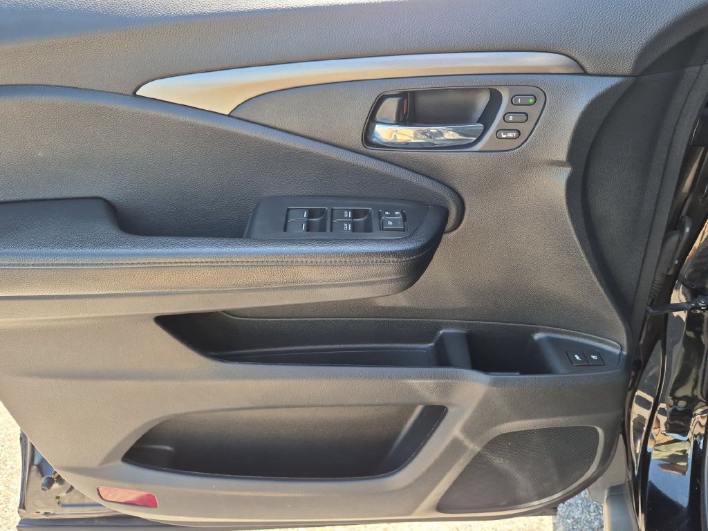 Used 2019 Black Honda EX-L image 27