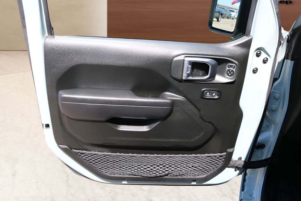 Used 2024  Jeep Sport S image 10