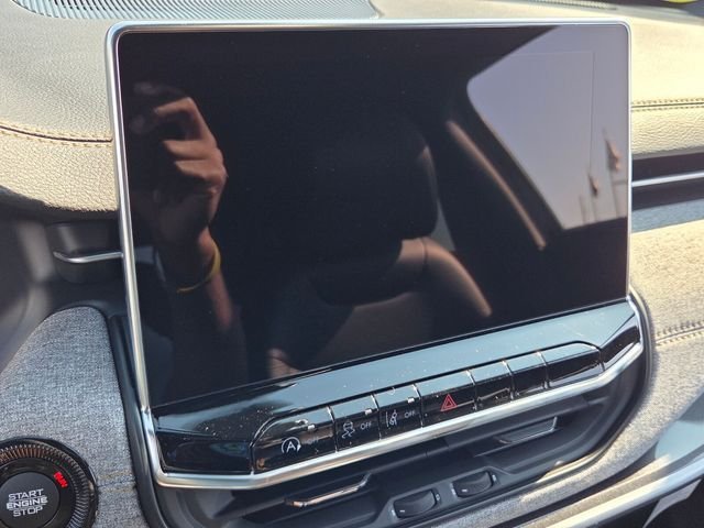 New 2026 Diamond Black Crystal Pearlcoat Jeep Latitude image 22