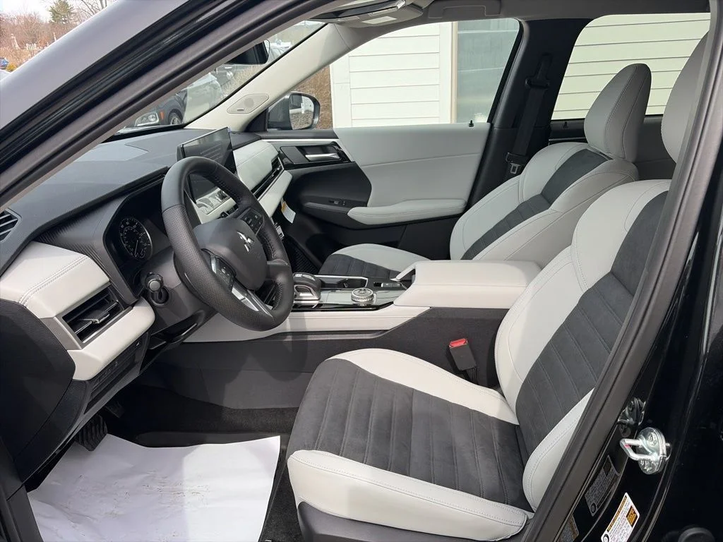 New 2026 Black Mitsubishi SE image 32