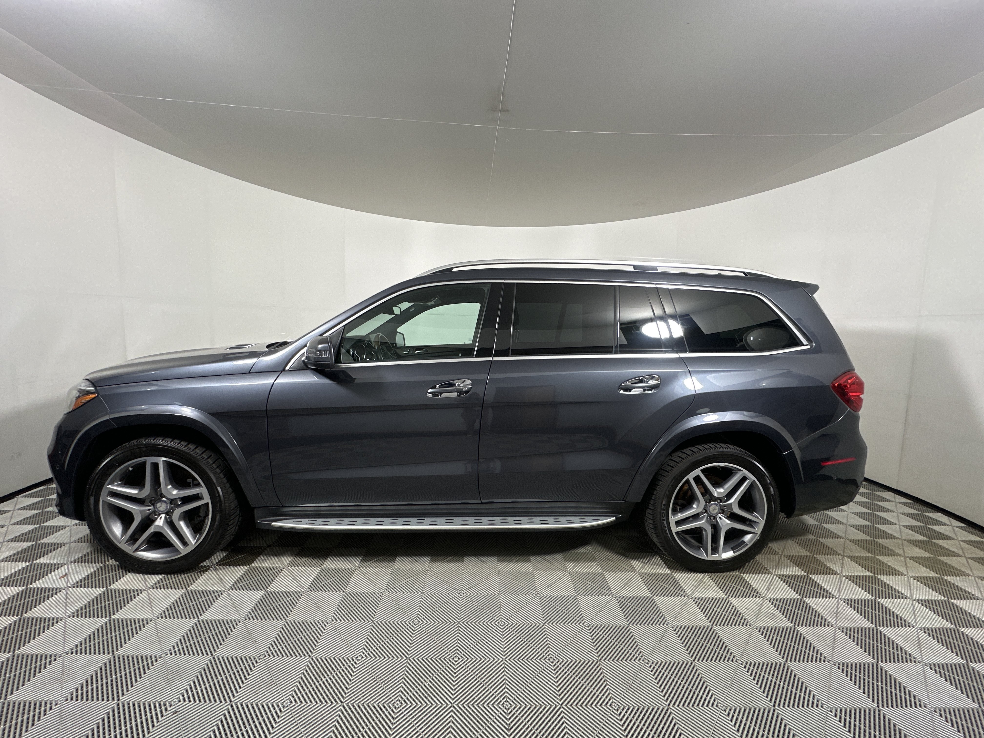 Used 2017  Mercedes-Benz GLS 550 image 4
