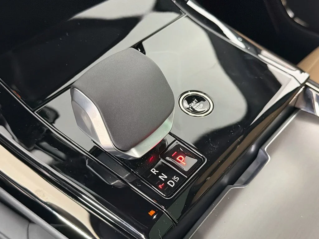 New 2026 Fuji White Land Rover Dynamic SE image 17