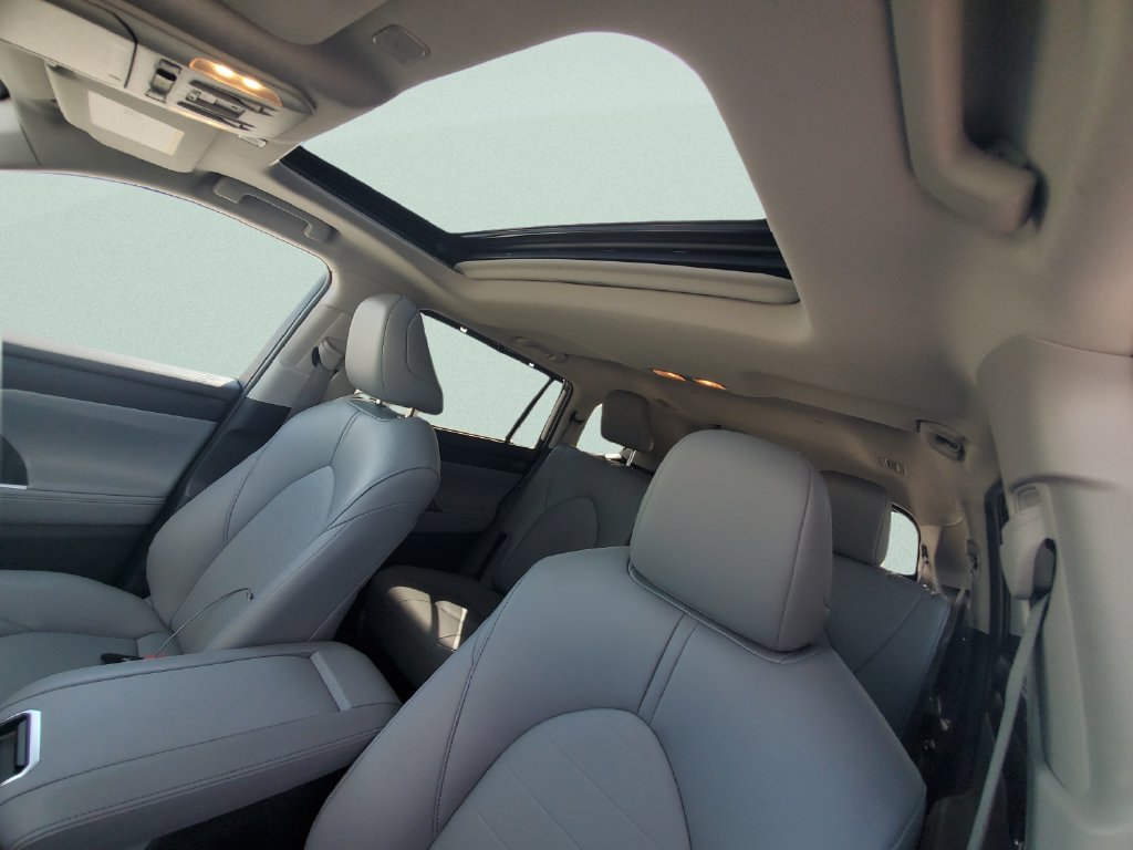 Used 2025 Silver Toyota XLE image 17