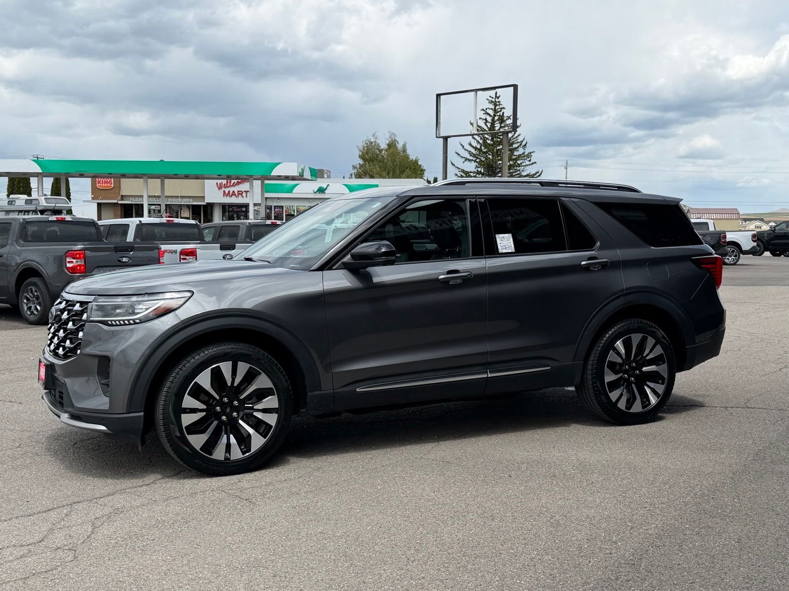 Used 2025 Gray Metallic Ford Platinum image 9