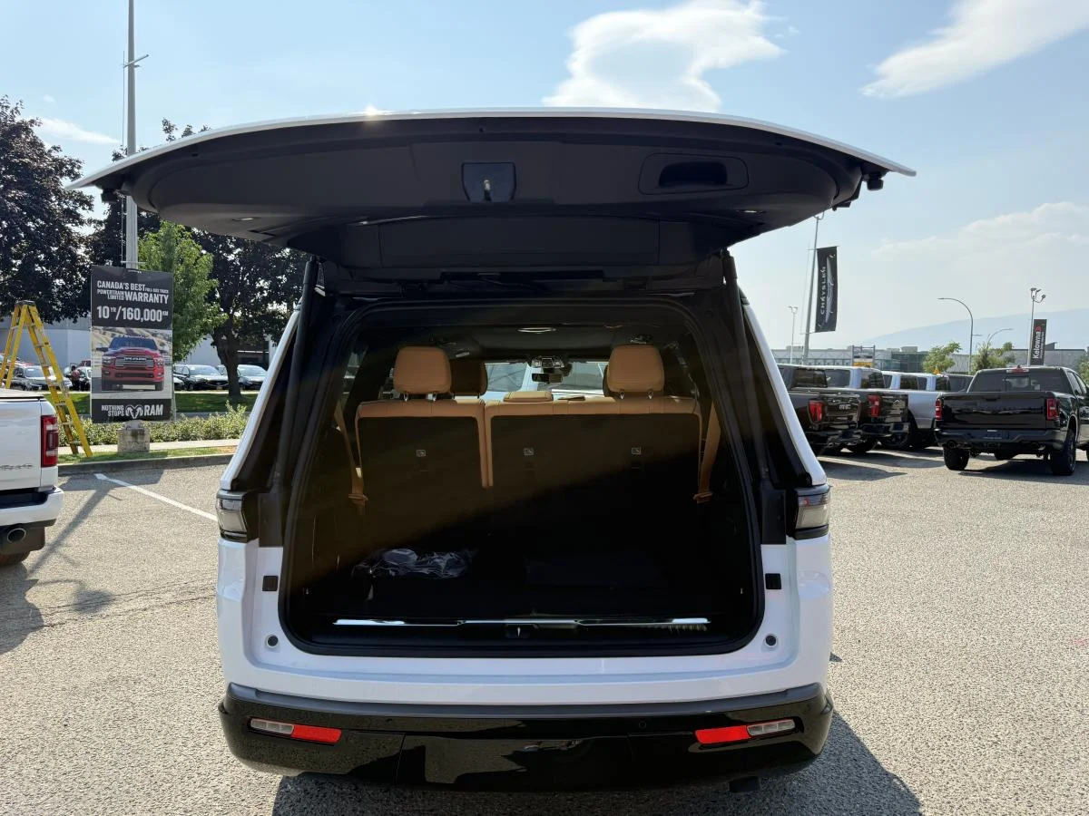 New 2026 White Jeep Summit Reserve image 6