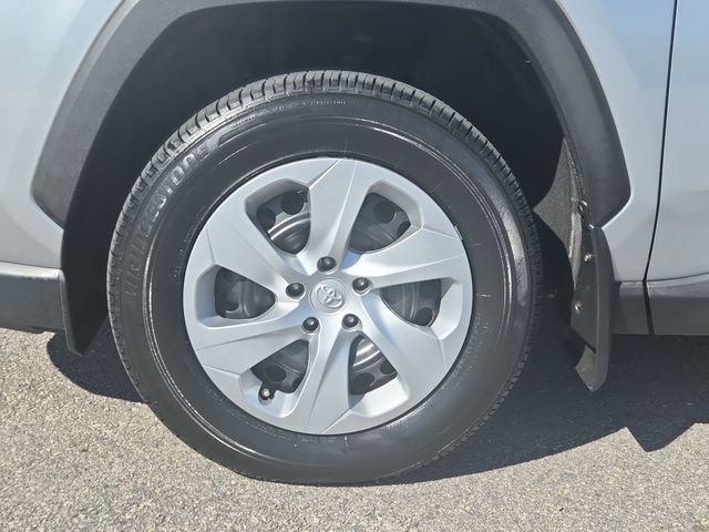 2021 Toyota RAV4 LE - Photo 17