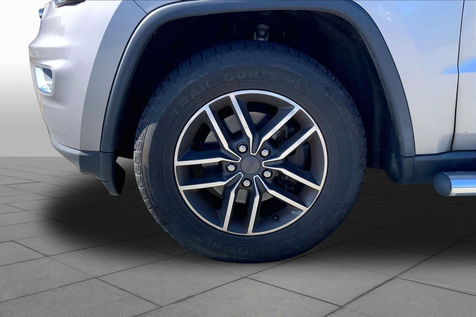 Used 2019 Billet Silver Metallic Clear Coat Jeep Limited image 11