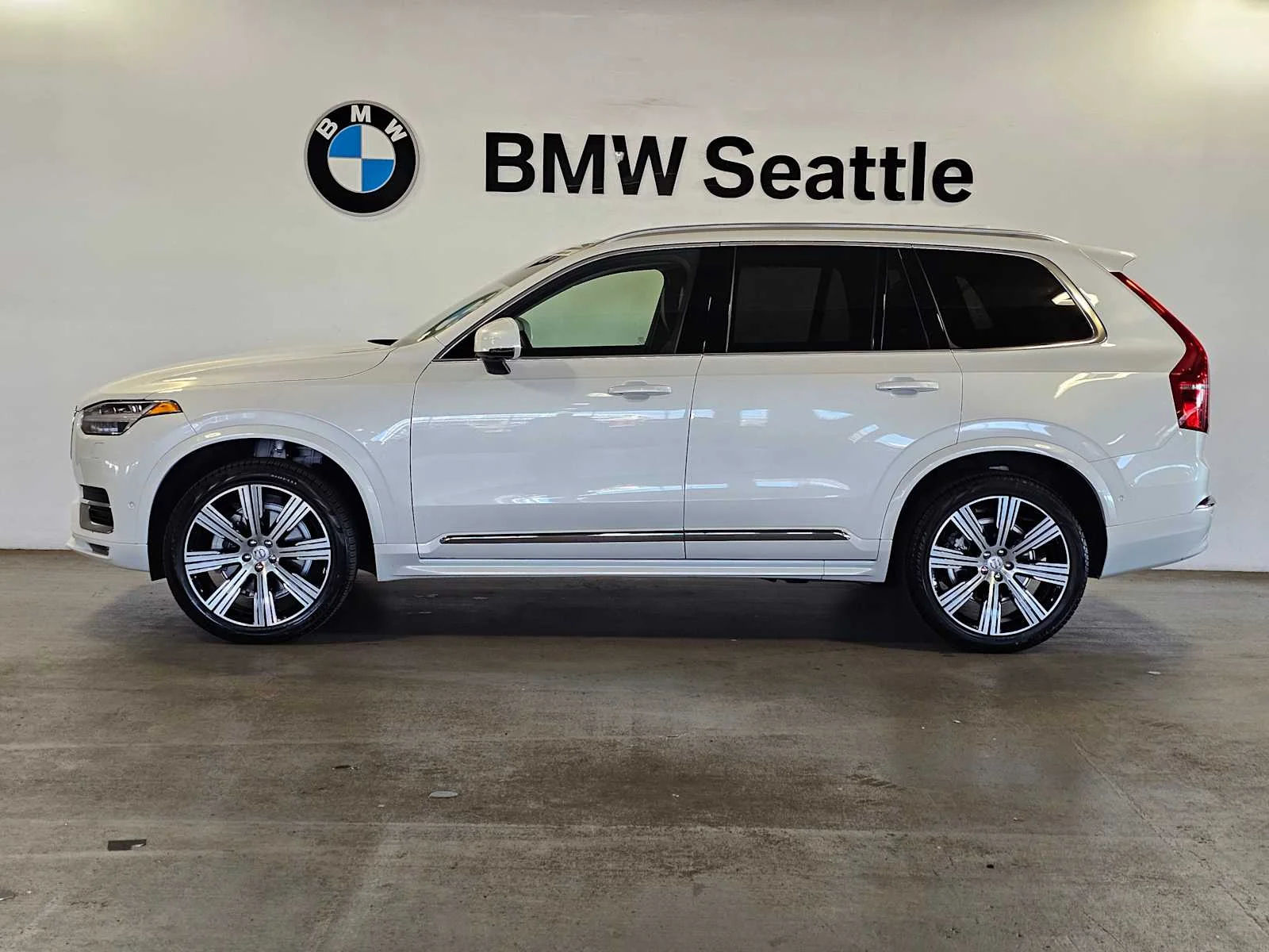 Used 2025 Crystal White Metallic Volvo Ultra image 3