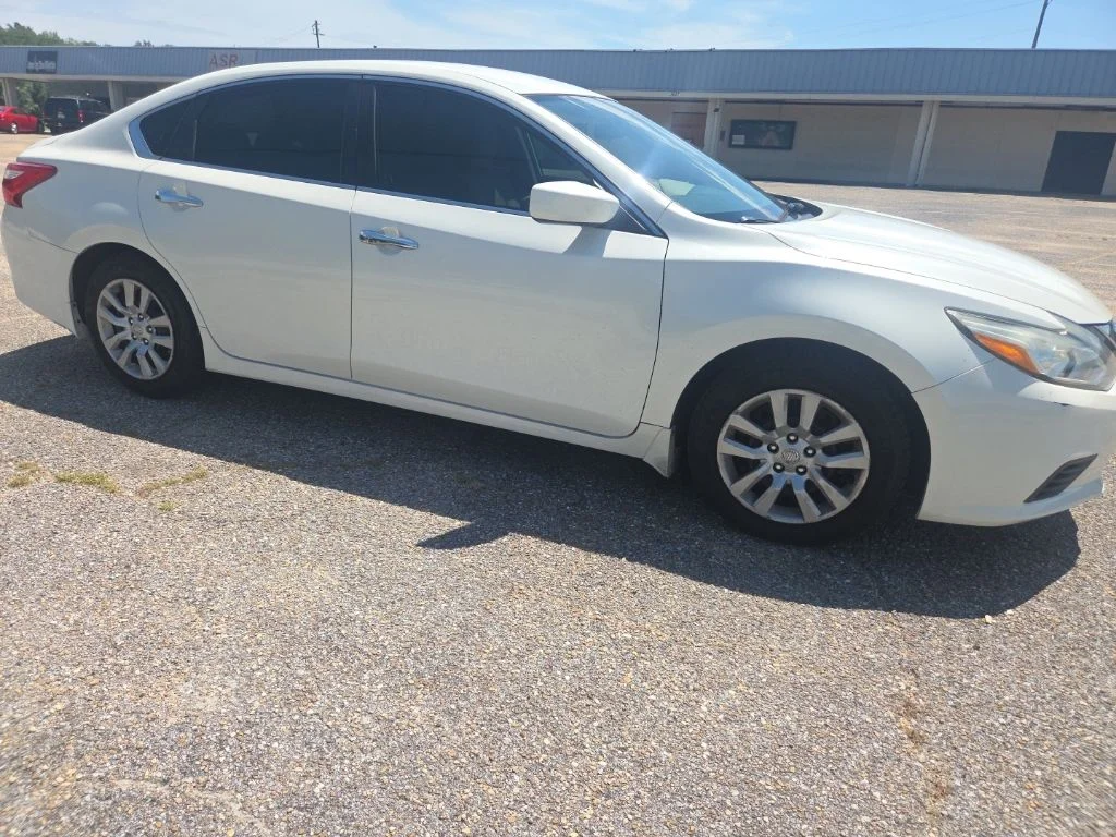 Used 2017 White Nissan 2.5 S image 16