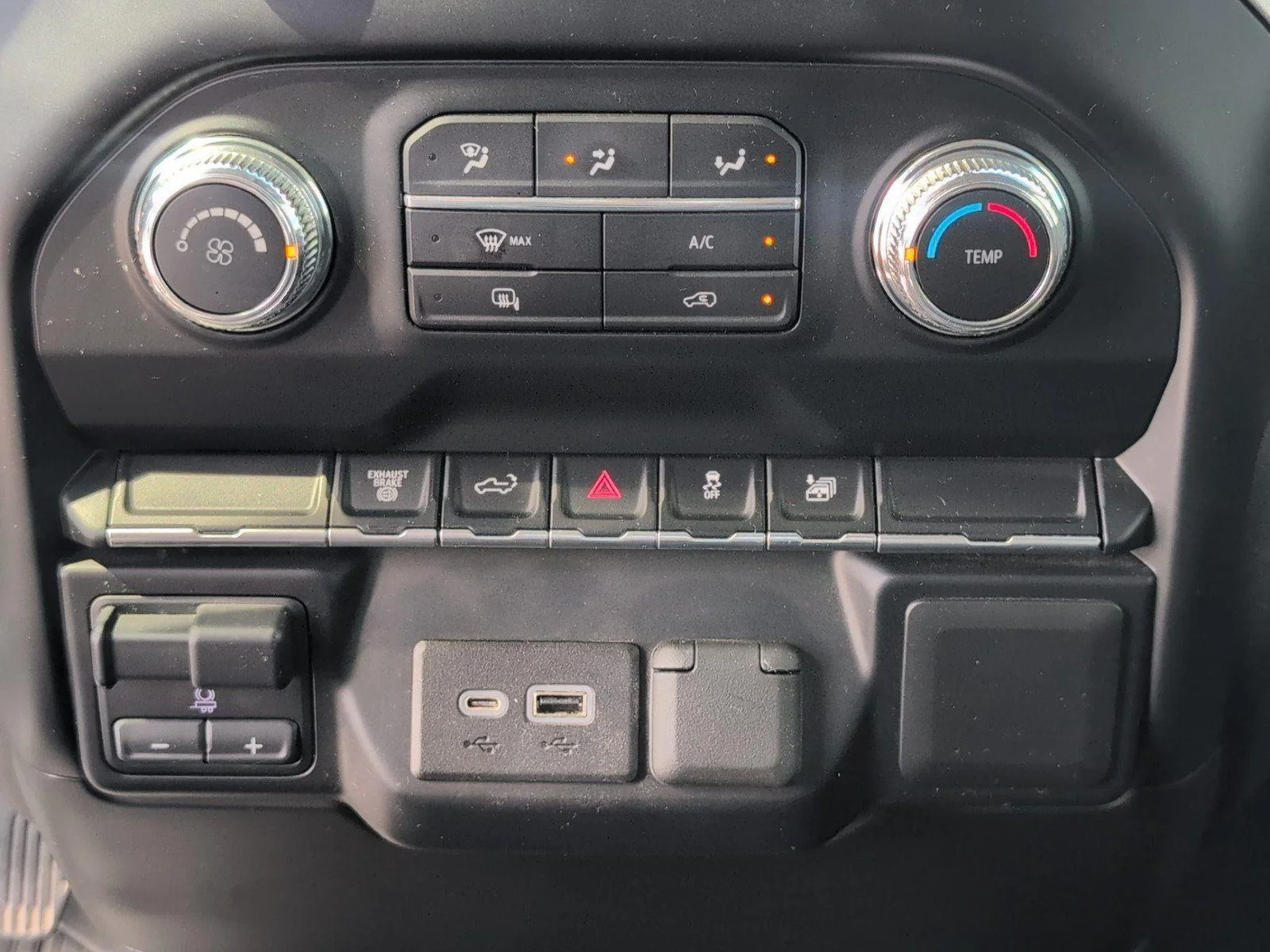 Used 2022 Onyx Black GMC SLE image 24