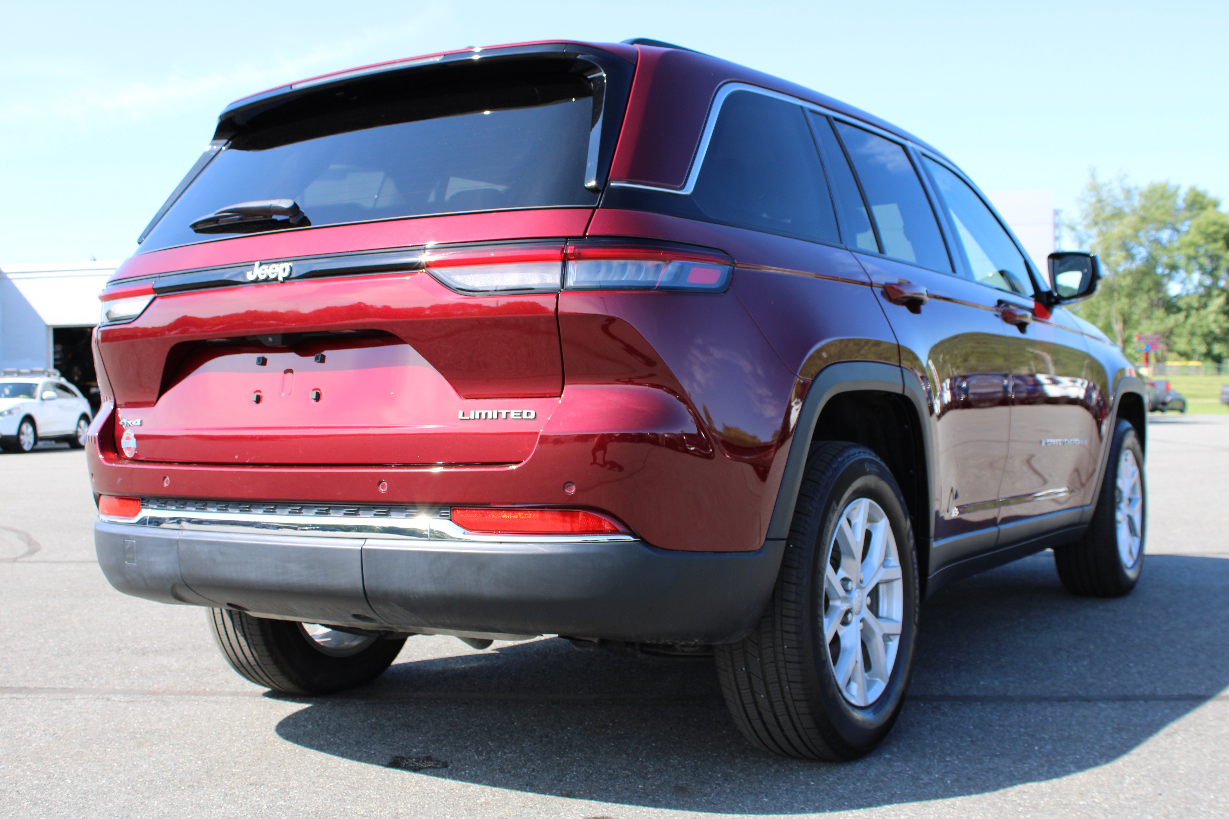 Used 2023 Velvet Red Pearlcoat Jeep Limited image 7