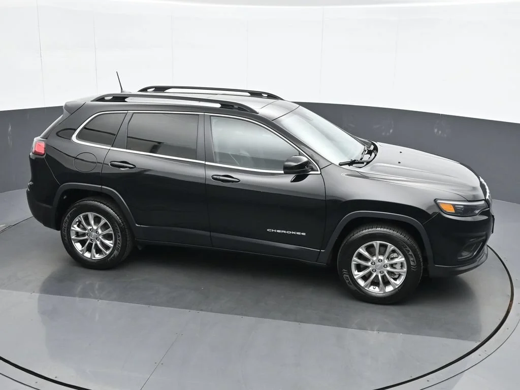Used 2022 Black Jeep Latitude Lux image 23