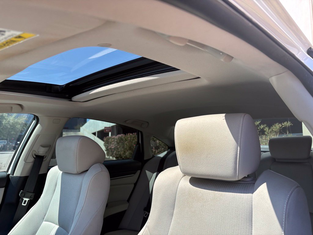 Used 2018 White Honda EX image 9