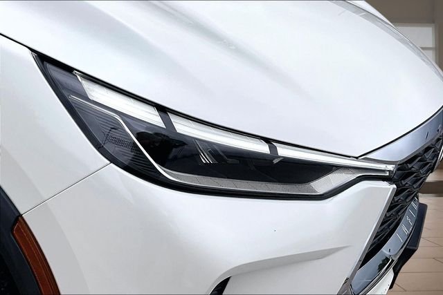 Used 2023 White INFINITI LUXE image 29