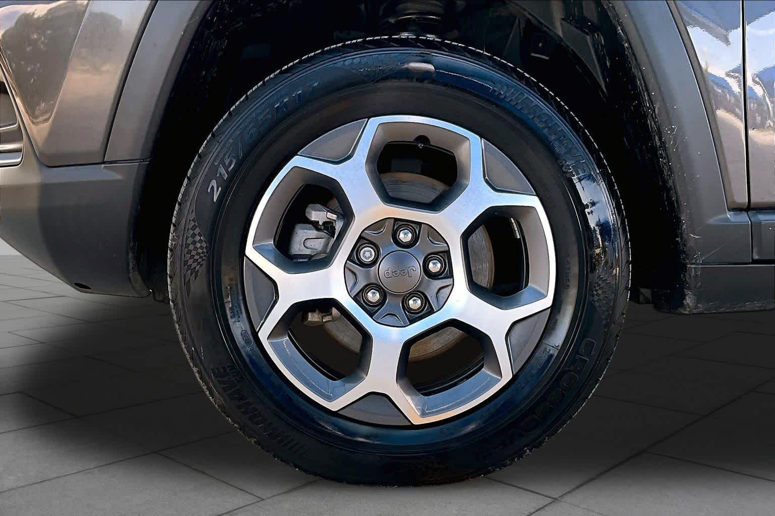 Used 2022 Granite Crystal Metallic Clearcoat Jeep Trailhawk image 11