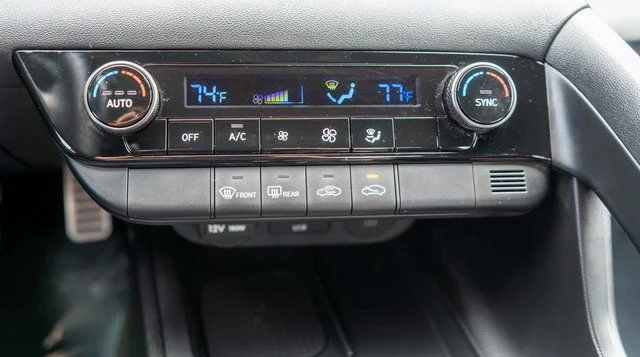 Used 2025 Gray Hyundai SEL Sport image 26