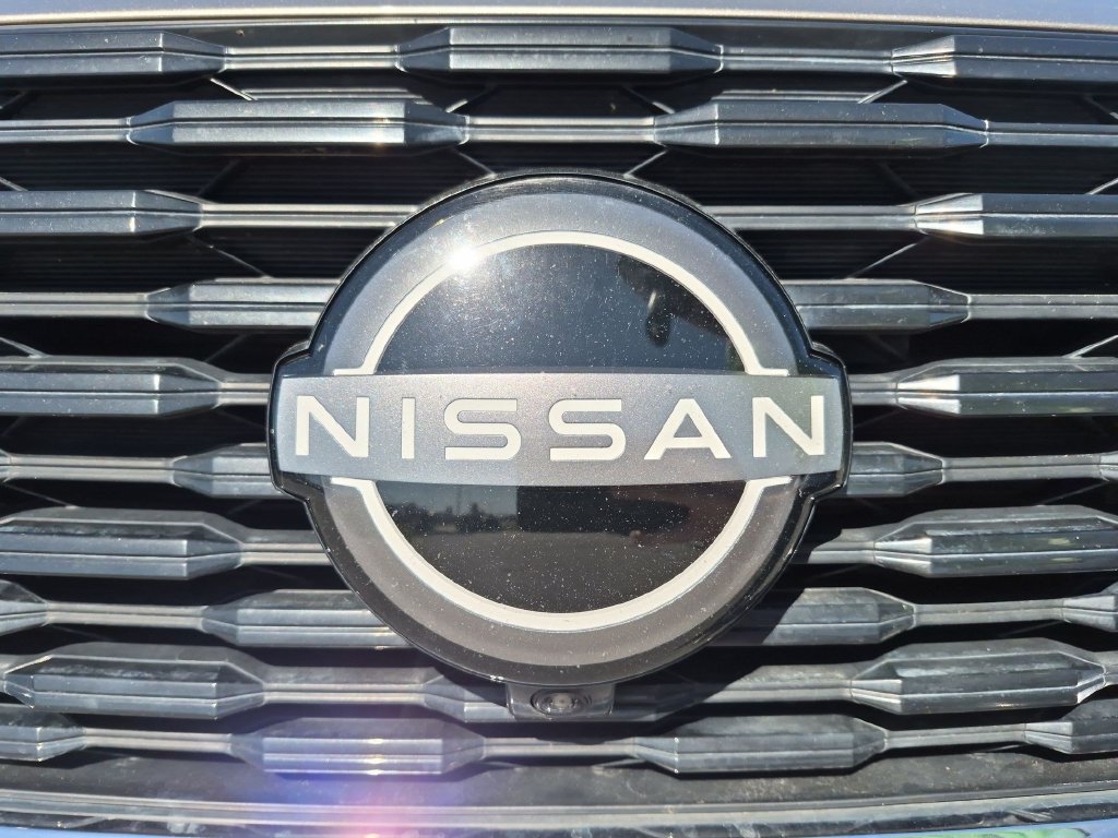 Used 2022 Gold Nissan Platinum image 27