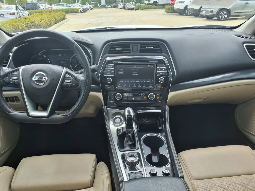 Used 2021 White Nissan Platinum image 19