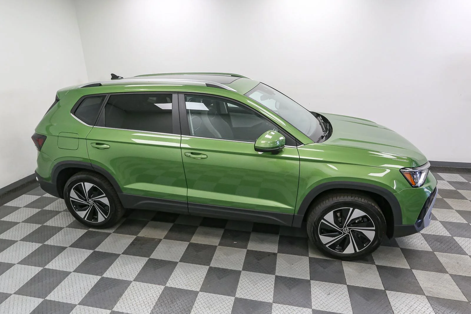 New 2026 Bright Moss Green Metallic Volkswagen SE image 5