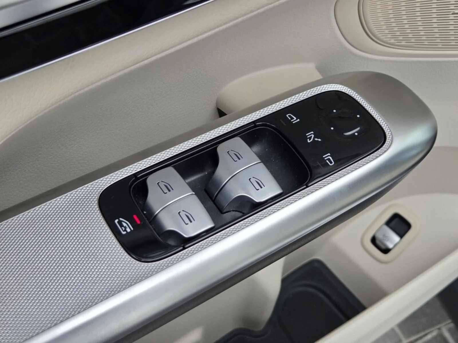 Certified Used 2024 Polar White Mercedes-Benz GLC 300 image 23