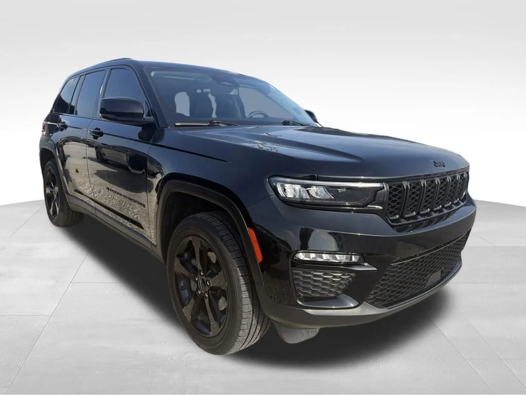 Used 2023 Diamond Black Jeep Limited image 21